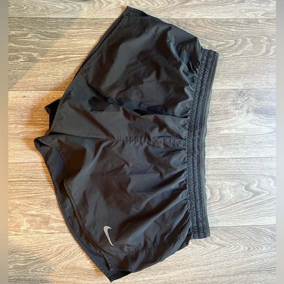 Women’s Nike running shorts - Picture 2 of 4